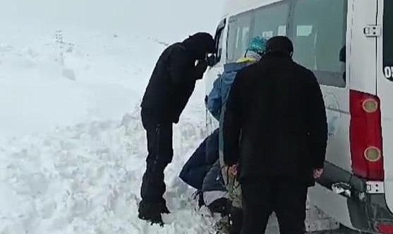 Süphan Dağı'na tırmanmak isteyen 21 dağcı fırtına nedeniyle tırmanışı yarıda bıraktı