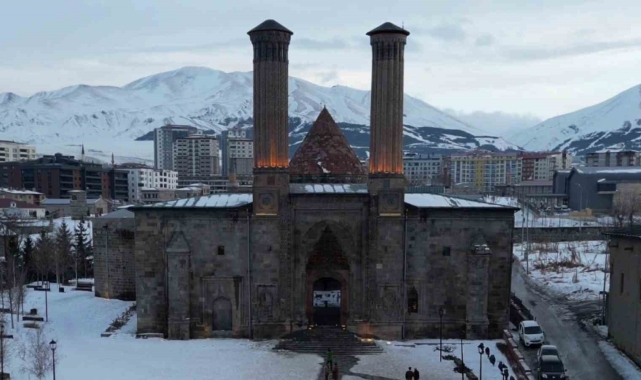 Tarihçi, yazar, rehber Talha Uğurluel: "Muhiddin Pervâne'nin Gürcü Hatuna yaptırdığı isimsiz Kümbet, Erzurum Hatuniye Medresesi"