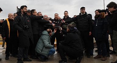 Toprak altında kalan vatandaşlar için Metal dedektörlerle tarama yapılıyor