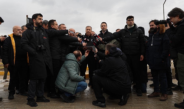 Toprak altında kalan vatandaşlar için Metal dedektörlerle tarama yapılıyor