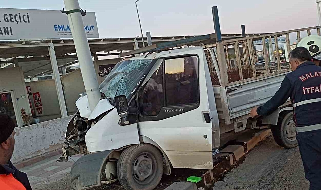 Trambüs direğine çarpan kamyonet sürücüsü ağır yaralandı