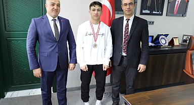 Türkiye ikincisi Ağrılı boksör Mir Boran Yıldırım’dan İl Müdürü Din’e ziyaret