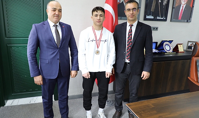 Türkiye ikincisi Ağrılı boksör Mir Boran Yıldırım’dan İl Müdürü Din’e ziyaret