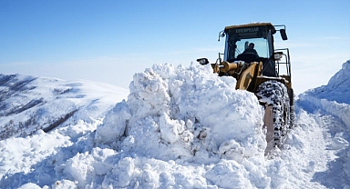 Vali Çakır fedakarca çalışan karla mücadele ekiplerini sahada ziyaret etti