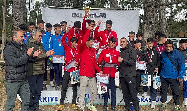 Vali Koç, Türkiye Şampiyonu Ağrılı öğrencileri tebrik etti