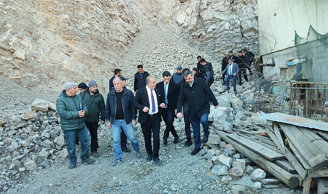 Vali Mustafa Çiftçi, göçük bölgesinde incelemelerde bulundu