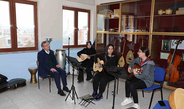 Vali Polat, öğrencilerle masa tenisi oynadı