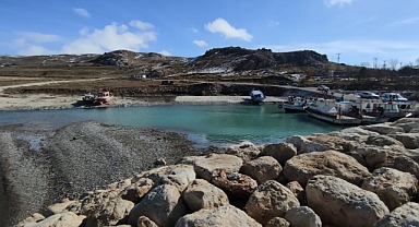 Van'da balıkçı barınağı kum ile doldu tekneler mahsur kaldı