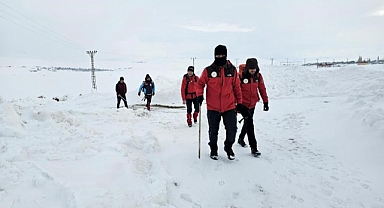 Van'da ekipler hamile kadın için 2,5 kilometre karlı yolu yürüdüler: Kadını hastaneye yetiştiler