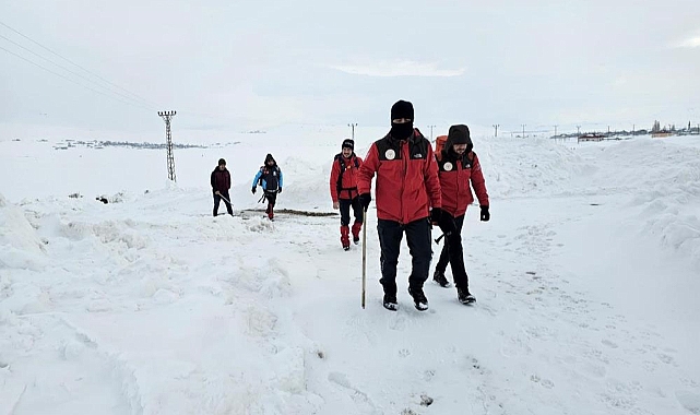 Van'da ekipler hamile kadın için 2,5 kilometre karlı yolu yürüdüler: Kadını hastaneye yetiştiler
