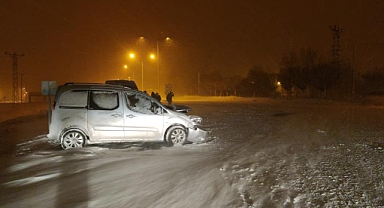 Van'da iki otomobil kafa kafaya çarpıştı:5 yaralı