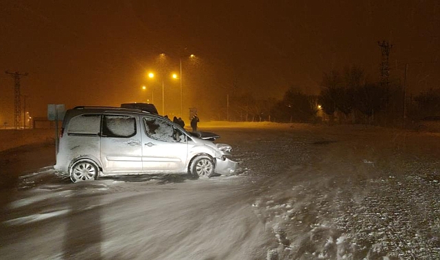 Van'da iki otomobil kafa kafaya çarpıştı:5 yaralı