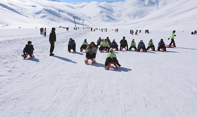 Van'da "Kayak Bilmeyen Kalmasın" projesi ile çocuklar ilk defa kayakla buluştu