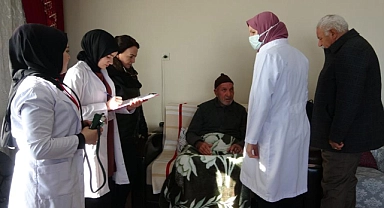 Van'da sağlık çalışanları karlı yolları aşarak ev ev dolaşıp tarama yapıyor