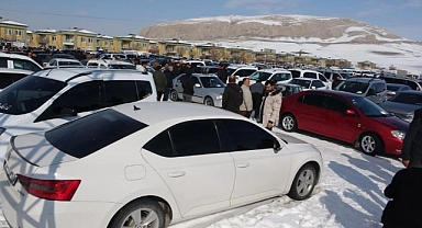 Van'da soğuk havaya rağmen açık oto pazarı araçlarla doldu
