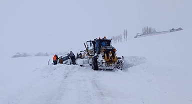 Van’da yol açma ve kurtarma çalışması