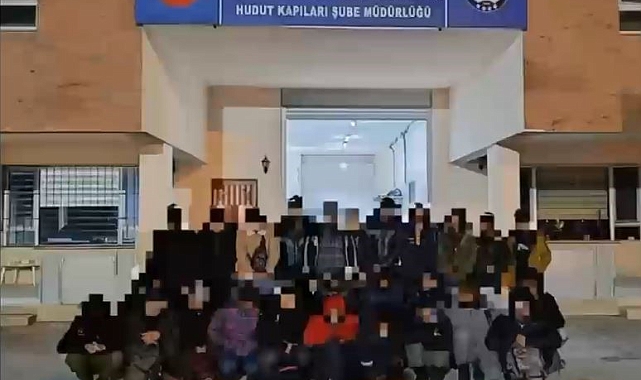 Van'da Malzeme yüklü tırdan göçmenler çıktı