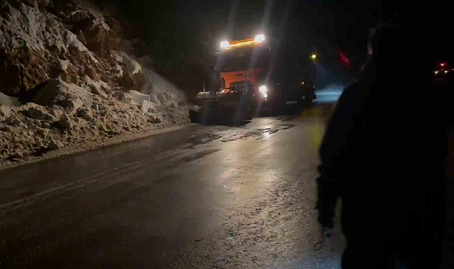 Van'da yola çığ düştü