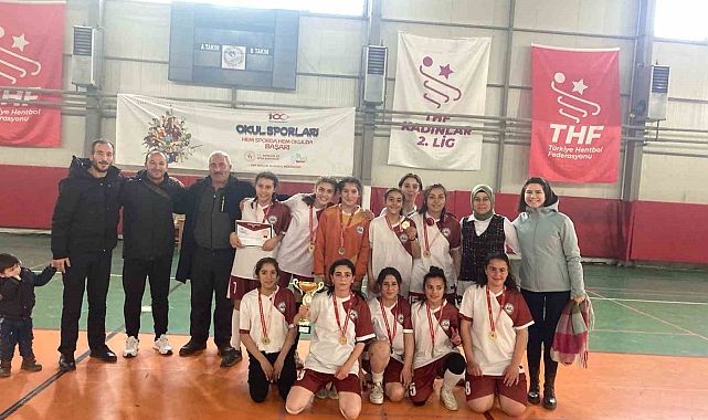 Van'ın Özalp İlçesi Kız Futsal Takımı il birincisi oldu
