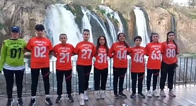 Vanlı kadın futbolcular "Kanımız canımız hep birlikte Türkiye" diyerek depremzedelere selam gönderdiler