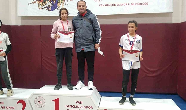 Vanlı kız öğrenci bilek güreşinde il birincisi oldu