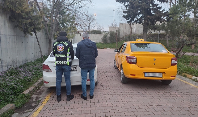 Yayalara ayrılan kaldırımı yol yapan taksi sürücüsü kamerada