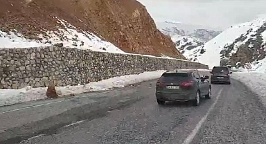 Yola düşen kayalar sürücülere zor anlar yaşattı