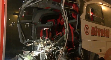 Yolcu otobüsü tıra arkadan çarptı: 19 yolcu yaralandı