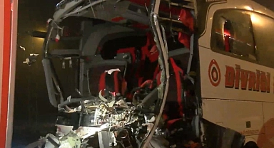 Yolcu otobüsü tıra arkadan çarptı: 19 yolcu yaralandı