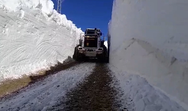 Yüksekova'da 7 metrelik kar tünellerinde çalışmalar devam ediyor