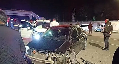 2 otomobil çarpıştı: 4 yaralı