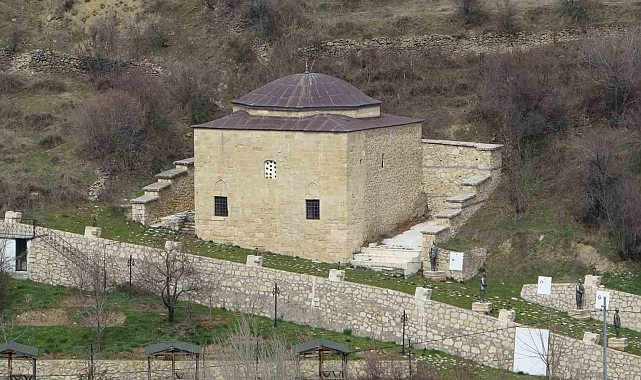 200 yıllık mescit zamana direniyor