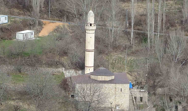 800 yıllık tarihi cami zamana direniyor
