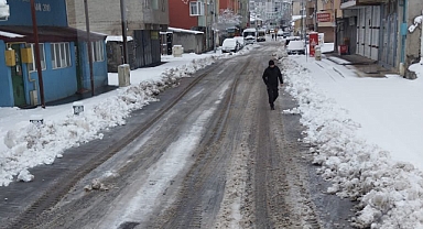 Ağrı Belediyesi karla mücadele ekibi iş başında