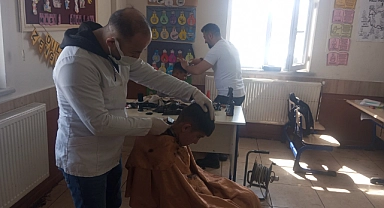 Ağrı’da bayram öncesi köy çocukları traş edildi