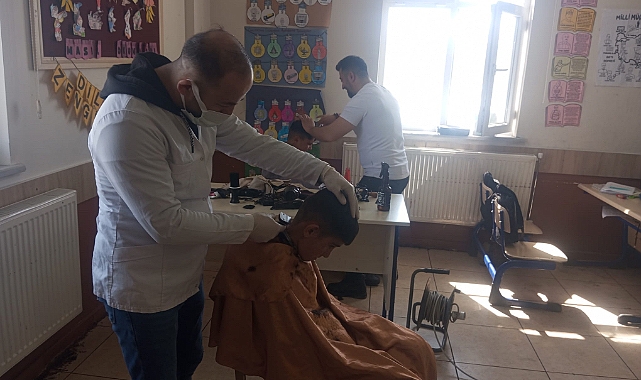 Ağrı’da bayram öncesi köy çocukları traş edildi