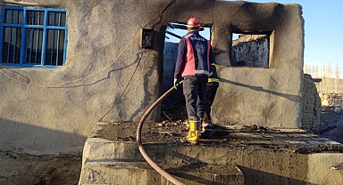 Ağrı'da çıkan yangında müstakil ev küle döndü (Videolu Haber)