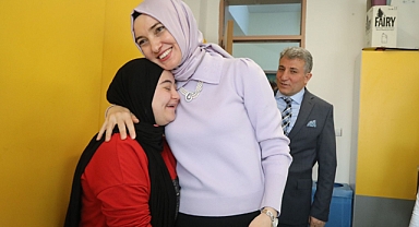 Vali eşi Koç, Ağrılı down sendromlu öğrencilerle buluştu