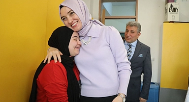 Vali eşi Koç, Ağrılı down sendromlu öğrencilerle buluştu