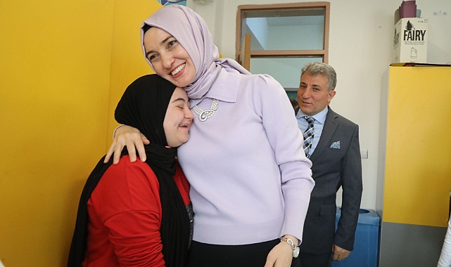 Vali eşi Koç, Ağrılı down sendromlu öğrencilerle buluştu
