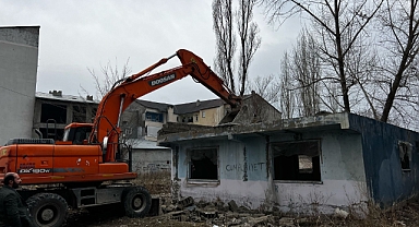 Ağrı’da eski ve metruk yapılarla mücadele sürüyor