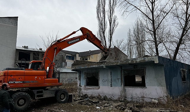 Ağrı’da eski ve metruk yapılarla mücadele sürüyor