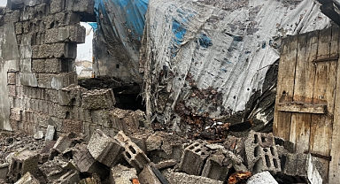 Ağrı'da fırtına: ağaçlar söküldü, bir evin damı çöktü