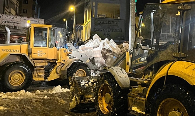 Ağrı’da kar küreme ve temizleme çalışmaları aralıksız devam ediyor