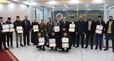 Ağrı'da öğrenciler hafızlık belgelerini aldı