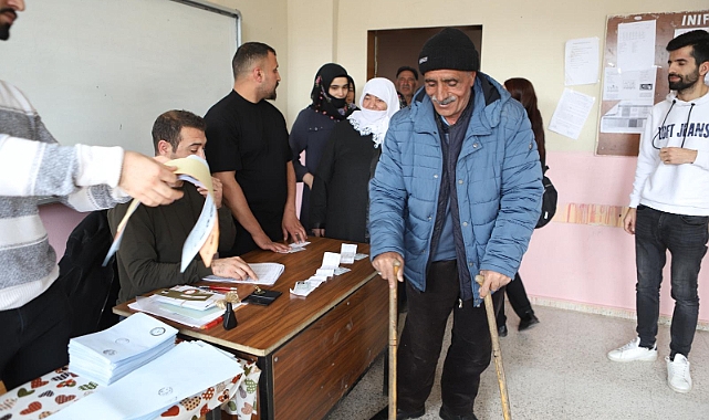 Ağrı’da oy vermeye bastonuyla gitti