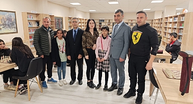 Ağrı'da satranç tutkusu gençleri bir araya getirdi