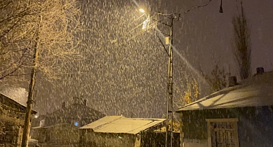 Ağrı'da son Cemre'nin düşmesiyle birlikte kar yağdı(Videolu Haber)