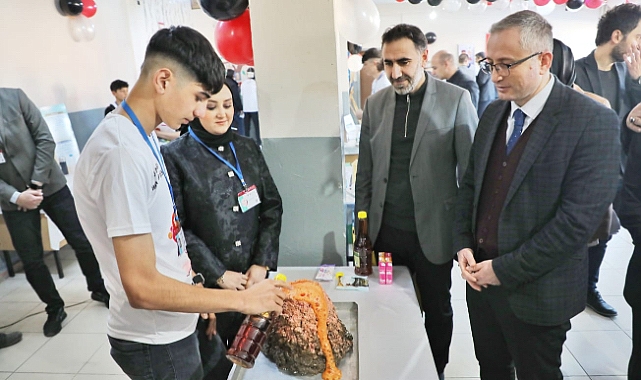 Ağrı'da TÜBİTAK 4006 Bilim Fuarında öğrencilerin hazırladığı 17 proje sergilendi