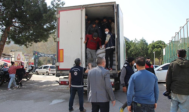 Ağrı’dan, İstanbul’a giden mercimek yüklü tırda 40 kaçak göçmen çıktı